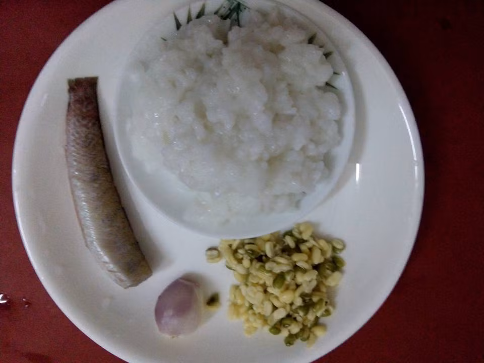 2. Cháo đậu xanh nấu cá bống định: Đậu xanh đun lấy nước, lọc bỏ vỏ. Cá bống định luộc gỡ lấy thịt. Phi thơm hành, cho cá vào đảo sơ. Cho đậu xanh vào xay nhuyễn. Bỏ đậu, cá và nước đậu vào cháo ninh thêm 10 phút rồi tắt bếp. Ảnh: FB Sao Pha Lê.