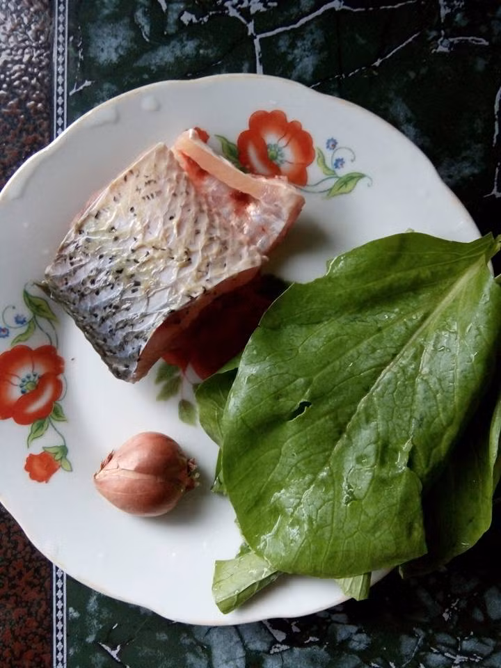 10. Cháo cá chép nấu rau cải: Cá chép luộc chín, gỡ lấy thịt. Xào qua thịt cá với hành. Rau cải xay nhuyễn. Cho tất cả vào cháo, khuấy đều, đun sôi tới chín. Tắt bếp, thêm dầu oliu. Ảnh: FB Sao Pha Lê.