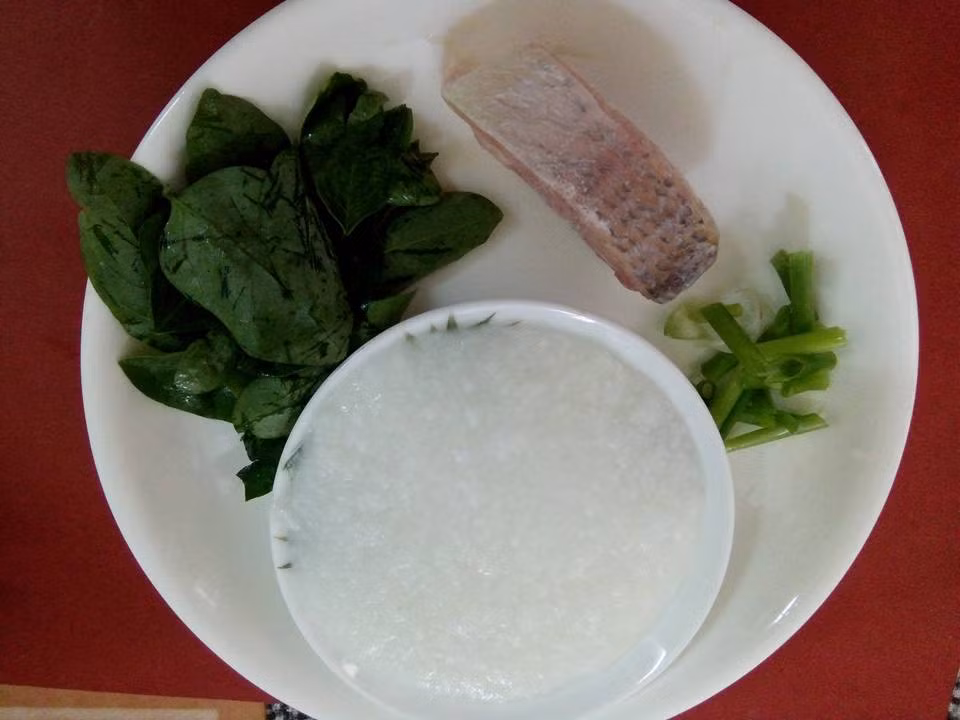 5. Cháo cá tráp nấu rau ngót: Cá tráp luộc gỡ lấy thịt, băm nhỏ, giữ lại nước luộc. Phi thơm hành, cho cá vào xào sơ. Rau xay nhuyễn. Cho nước luộc cá, cá và rau vào cháo trắng, đun sôi 5 phút. Tắt bếp cho thêm dầu oliu. Ảnh: FB Sao Pha Lê.