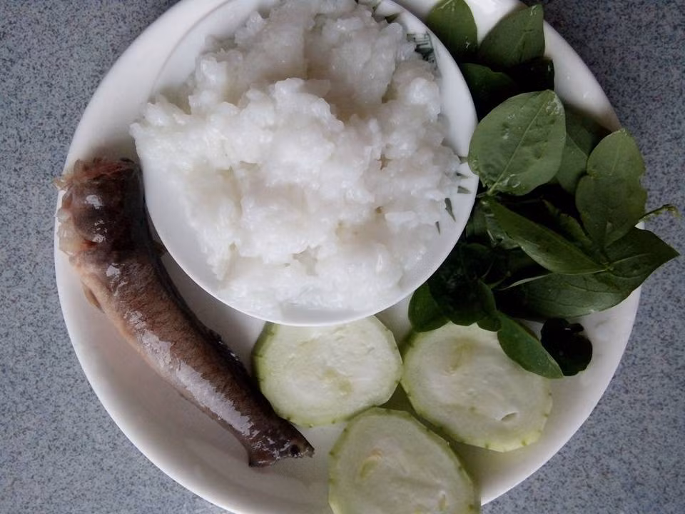 7. Cháo rau ngót, mướp nấu cá bớp: Cá luộc chín, gỡ lấy thịt, giữ lại nước luộc, cho mướp và rau ngót vào luộc qua. Phi thơm hành, cho cá vào xào qua. Mướp và rau ngót cho vào xay. Bỏ tất cả vào cháo trắng cùng nước luộc. Đun sôi, khuấy đều. Tắt bếp. Thêm dầu oliu. Ảnh: FB Sao Pha Lê.