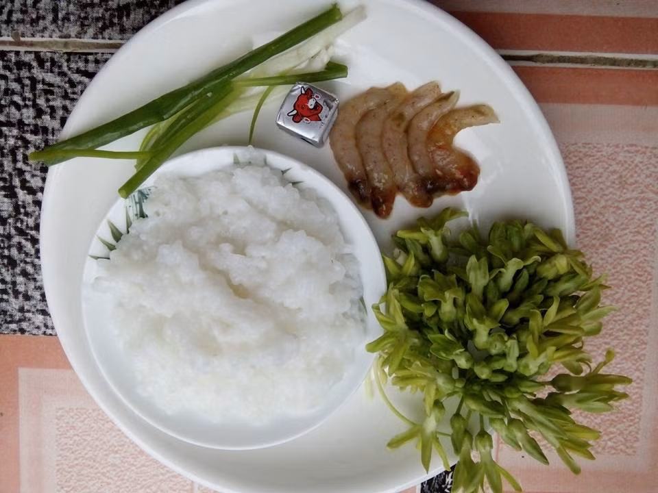 9. Cháo tôm nấu hoa thiên lý: Tôm xắt nhỏ, xào qua cùng hành. Hoa thiên lý xay nhuyễn cùng tôm. Cho nguyên liệu vào cháo trắng, đun cho chín. Tắt bếp. Thêm chút dầu oliu. Ảnh: FB Sao Pha Lê. 