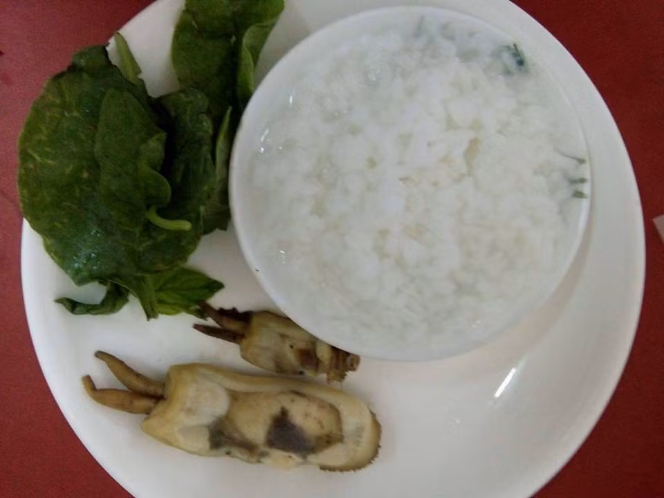 6. Cháo trùng trục nấu rau mồng tơi: Trùng trục luộc lấy nước, gỡ bỏ vỏ, rửa sạch ruột, băm nhỏ. Phi thơm hành, cho trùng trục vào xào sơ. Cho rau, trùng trục vào máy xay cùng nước luộc. Cho tất cả vào cháo trắng ninh 3 phút, tắt bếp cho thêm chút dầu oliu. Ảnh: FB Sao Pha Lê.