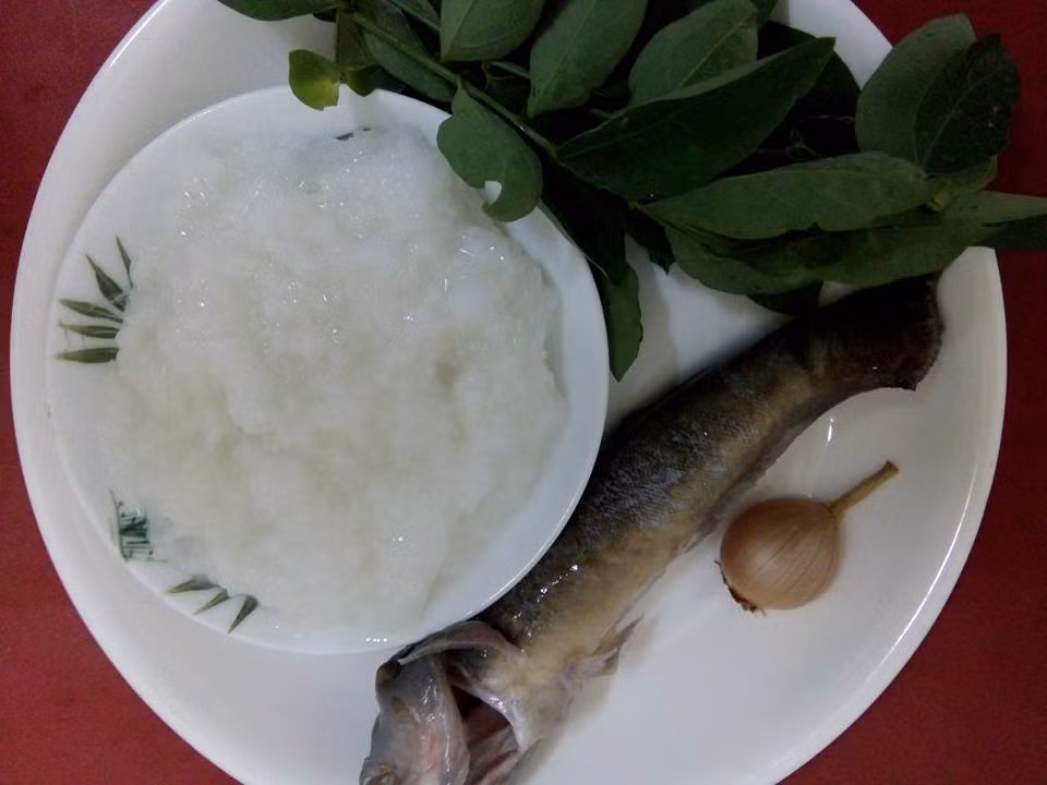 4. Cháo cá bớp nấu rau ngót: Cá luộc gỡ bỏ xương, cho vào sau khi phi thơm hành. Rau xay hoặc băm nhỏ. Cho rau vào cháo, nấu sôi 5 phút. Cho cá vào đun thêm 1 phút rồi tắt bếp. Thêm dầu oliu. Ảnh: FB Sao Pha Lê.