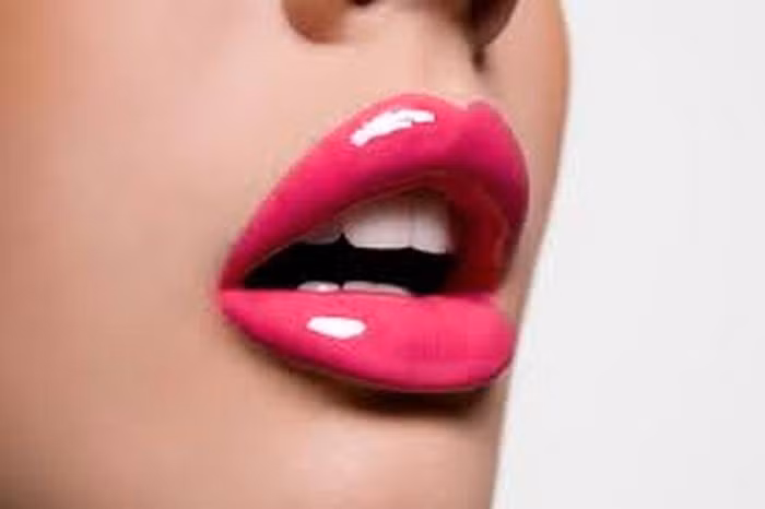 Họ nhận thấy, những người có môi dưới to gấp 2 lần kích cỡ môi trên được gọi là hấp dẫn nhất. Tất nhiên, tổng diện tích đôi môi cũng không nên chiếm quá 10% diện tích nửa dưới khuôn mặt.