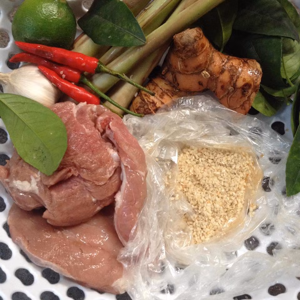 3. Lợn giả thịt bê táp vừng. Nguyên liệu: Thịt lợn, sả, riềng, vừng trắng, đường, nước cốt chanh, bột ngọt, bột canh, ớt, tỏi, lá chanh. Thịt lợn rửa sạch, thái mỏng. Đun sôi nước rồi cho thịt vào chần chín tới, đổ ra rổ cho ráo nước. Riềng xay nhuyễn. Sả, ớt thái mỏng. Ảnh: bepgiadinh.com.