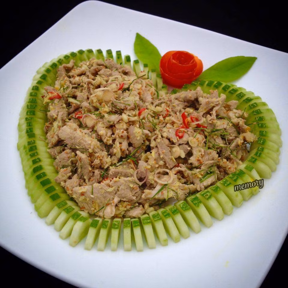 Bước cuối cùng, cho lá chanh thái chỉ, vừng rang vàng vào bóp đều lại lần nữa là hoàn thành xong. Món này chấm với tương bần hoặc nước mắm chua ngọt đều được. Ảnh: bepgiadinh.com.