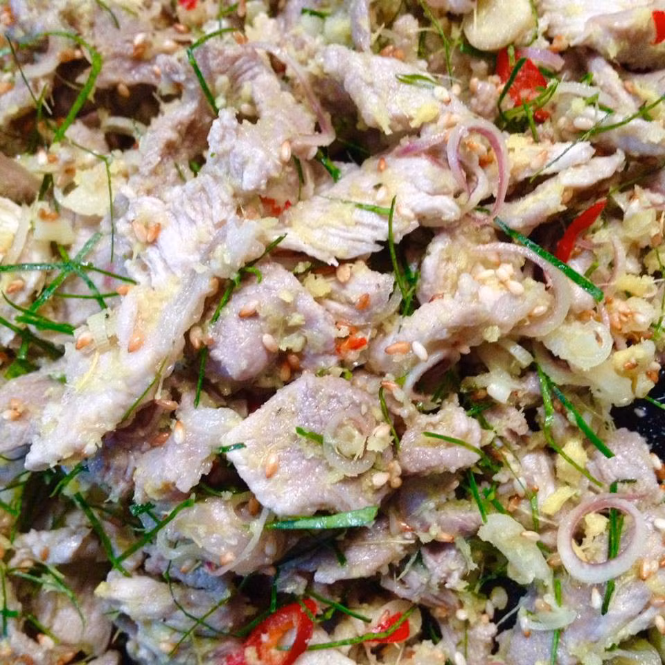 Phi thơm 1 thìa cà phê dầu ăn với tỏi băm nhỏ, cho riềng, sả vào đảo đều khoảng vài phút cho thơm, tắt bếp. Đổ thịt bê “giả” vào chảo bên trên, thêm đường, bột ngọt, bột canh, ớt, nước cốt chanh, đeo găng tay nilon vào bóp đều để tất cả được thấm hết gia vị. Ảnh: bepgiadinh.com.