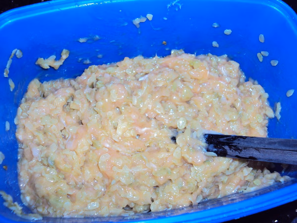 Làm sạch hành củ tươi rồi thái khúc dài 5cm, cắt lấy phần củ trắng và bổ đôi. Thái cà rốt dạng chỉ. Nhặt và rửa sạch rau mùi rồi để riêng. Cho sen vào nồi luộc chín. Trộn đều hỗn hợp có thịt nạc vai cùng với nấm hương, hạt sen, giò sống, cà rốt và nêm gia vị, đánh cho thật dẻo. Ảnh: pinkpinkkitchen.blogspot.com.