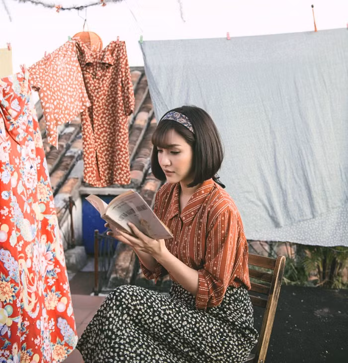 Thêm nữa là những chiếc băng đô cài tóc hoa văn. Mốt băng đô này đã lạc mốt bởi nó có từ vài năm trước nhưng nó lại được cô nàng lăng xê trở lại. Những chiếc băng đô vải được nàng ta kết hợp cùng váy áo khiến Bích Phương “toả ra” một sức lôi cuốn dịu dàng khó cưỡng lại được. Ảnh: Tinnhac.