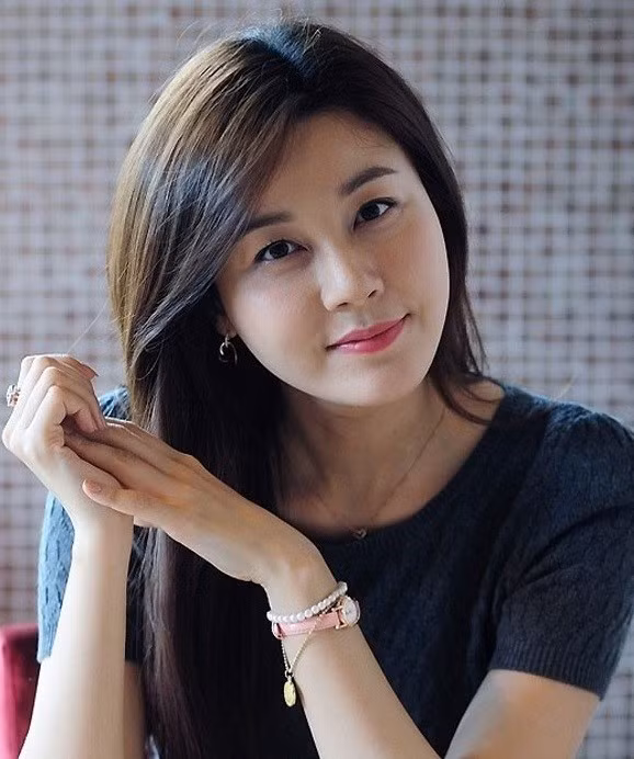 Với khuôn mặt này, thì kiểu tóc đẹp dành cho nàng là phải đảm bảo che được khoảng rộng trên trán, mở rộng không gian bên dưới. Một số kiểu tóc tỉa thưa dần xuống, mái nghiêng, tóc tém sẽ giúp gương mặt trở nên hoàn hảo và xinh đẹp hơn. Ảnh: uTeen.vn.