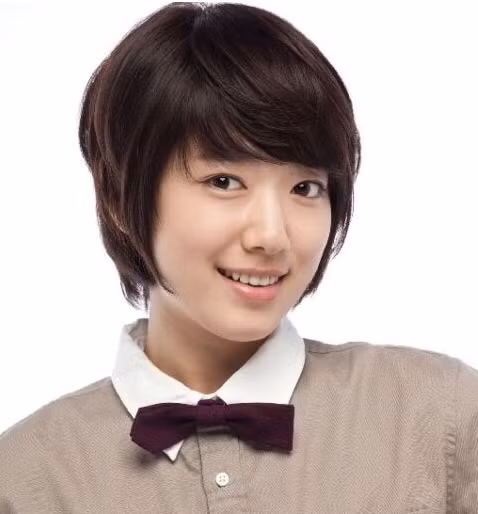 3. Kiểu tóc mái lệch, hoặc tomboy, bob, vic cho gương mặt tròn: Xương hàm tròn ngắn nở rộng, mũi thường ngắn, trán hình vòng cung thường gặp khó khăn trong việc lựa chọn trang phục đi kèm. Ảnh: songmoi.vn.