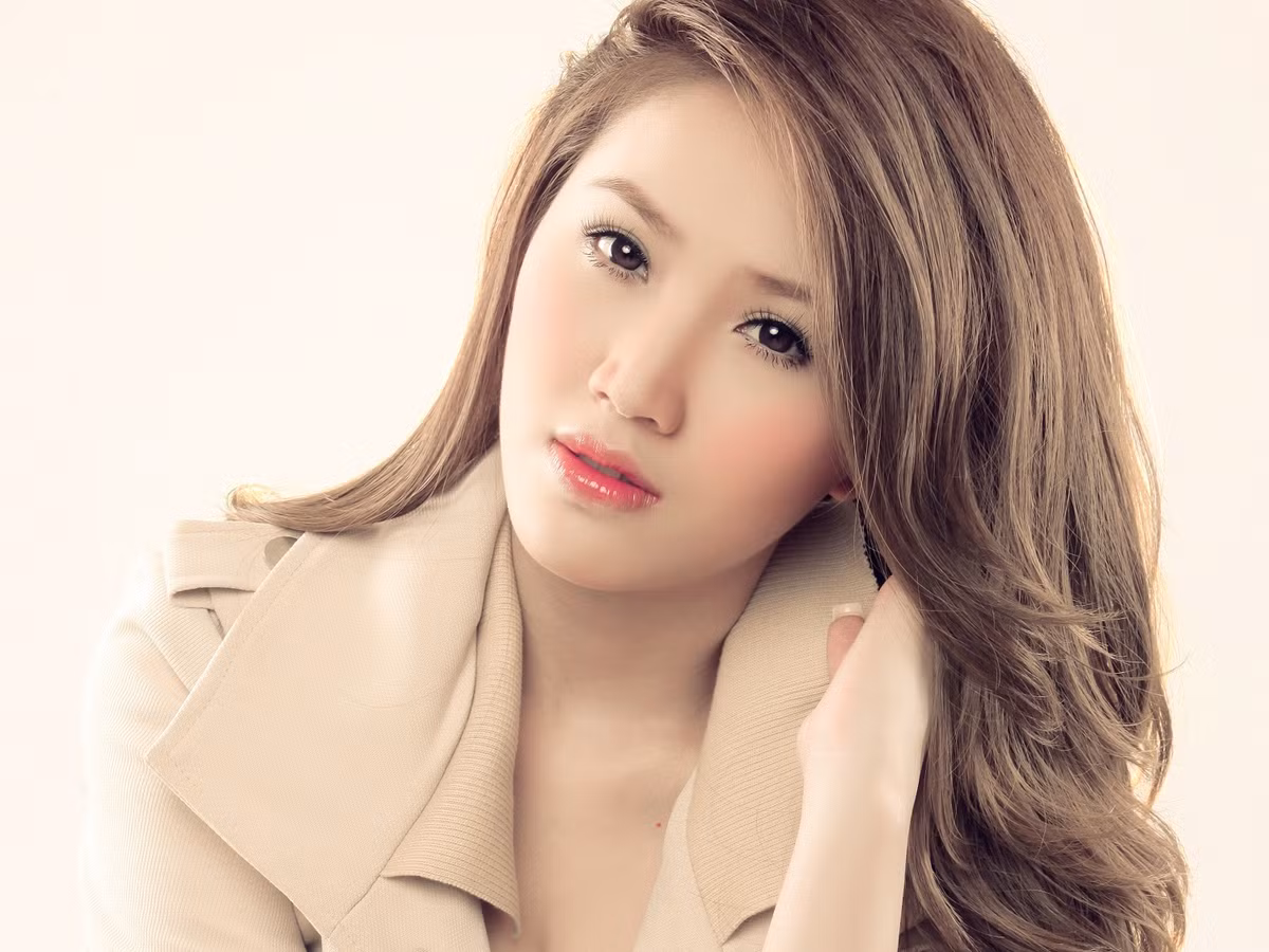 1. Kiểu tóc mái bằng hoặc mái lệch cho gương mặt dài: Đây là kiểu mặt có cấu tạo xương trán vuông, cao, lông mày thấp, mũi dài và cằm có thể nhọn hoặc vuông. Ảnh: baophunuonline.net.