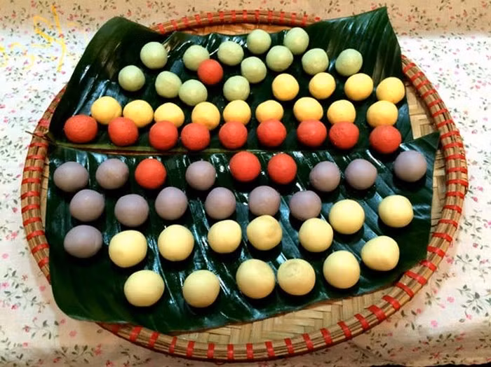 Làm nhân bánh. Người ta thường chỉ làm nhân bánh bằng đường viên nhưng để món bánh trôi thêm thú vị, bạn có thể chuẩn bị thêm cùi dừa nạo cho vào nhân, khi ăn sẽ có cảm giác sật sật và vị ngậy béo của dừa. Chia bột bánh trôi thành nhiều phần nhỏ như đầu ngón tay cái bằng cách lăn bột thành thanh tròn dài, sau đó ngắt từng viên bột nhỏ. Ảnh: Healplus.