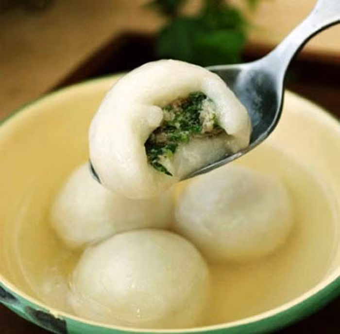 Phần bột bánh cũng nhào bột nếp và cho từng viên rau thịt vào cùng. Bước cuối cùng cũng đun sôi nước và thả viên bánh vào. Đun cho đến khi bánh nổi lên và cho thêm chút đường, vài lát gừng mỏng đập dập vào nồi nước luộc bánh, đun cho đường tan. Hòa bột sắn dây với nước, đổ từ từ vào nồi nước, khuấy cho đến khi nước trong nồi sánh trong thì tắt bếp. Ảnh: Otofun.