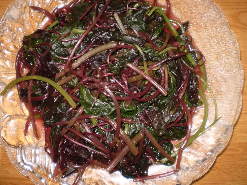 1. Rau dền đỏ xào tỏi. Nguyên liệu: Rau dền đỏ, tỏi khô. Rau dền đã nhặt và rửa sạch. Tỏi khô đã bóc vỏ, đập dập. Cho dầu vào chảo nóng, đợi dầu sôi cho tỏi vào phi thơm. Sau đó cho rau dền vào xào chín tới, nêm nếm vừa ăn. Múc rau xào vào đĩa, dùng nóng.