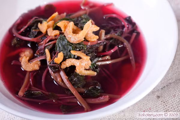 Phần nước tôm chắt từ việc giã vỏ tôm hòa cùng 2 bát tô nước lã, đun sôi. Nước sôi, nêm gia vị cho vừa ăn. Cho rau dền vào, đun cho rau chín tới, bấm ngón tay vào cọng rau thấy mềm thì trút thịt tôm xào vào, đảo đều rồi tắt bếp. Ảnh: Kokotaru.com.