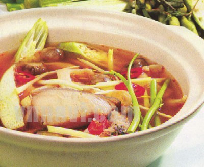 3. Lẩu cá bớp nấu măng chua. Nguyên liệu: cá bớp, bún, me, rau nêm đồ chua, măng chua, kèo nèo, bạc hà, đầu bắp, cà chua. Phi tỏi bằm và dầu ăn, cho cá bớp cắt khúc vào xào 5 phút, bỏ măng chua và me vào nấu đến khi sôi 3 phút, nêm bột nêm, đường và nước mắm, ớt là xong. Khi ăn, bỏ các loại rau vào, chấm cá bằng nước mắm ớt mặn. Ảnh: 6monngonmoingay.com.