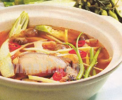 3. Lẩu cá bớp nấu măng chua. Nguyên liệu: cá bớp, bún, me, rau nêm đồ chua, măng chua, kèo nèo, bạc hà, đầu bắp, cà chua. Phi tỏi bằm và dầu ăn, cho cá bớp cắt khúc vào xào 5 phút, bỏ măng chua và me vào nấu đến khi sôi 3 phút, nêm bột nêm, đường và nước mắm, ớt là xong. Khi ăn, bỏ các loại rau vào, chấm cá bằng nước mắm ớt mặn. Ảnh: 6monngonmoingay.com.