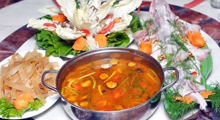 2. Cá bớp nấu chua cay: Nguyên liệu: dầu ăn, gừng, hành tím, ớt tươi băm nhuyễn, nấm mèo, cá bớp phi lê, đường, muối, tiêu bột, bột nêm, tương chua cay, xì dầu. Đun nóng chảo, cho dầu ăn vào chảo tráng đều, cho gừng, hành tím, ớt, nấm mèo xào 20 giây, cho tất cả gia vị còn lại vào nấu sôi, cho phi lê cá vào nấu trên lửa lớn 7 phút là xong. Ăn với bún tươi hoặc ăn với cơm. Ảnh: Các Món Ngon Từ Cá Bớp.