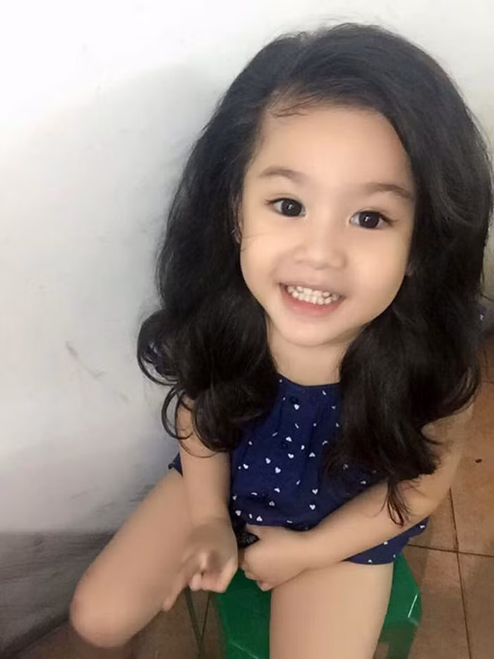 Thiên thần tóc xoăn. Gần đây nhất, cộng đồng mạng đang sục sôi về cô bé có mái tóc xoăn dễ thương và nụ cười tỏa nắng. Cô bé tên Trương Yến Trang (biệt danh là Kitty), đang học trường mầm non. Ảnh: Baogiaothong.