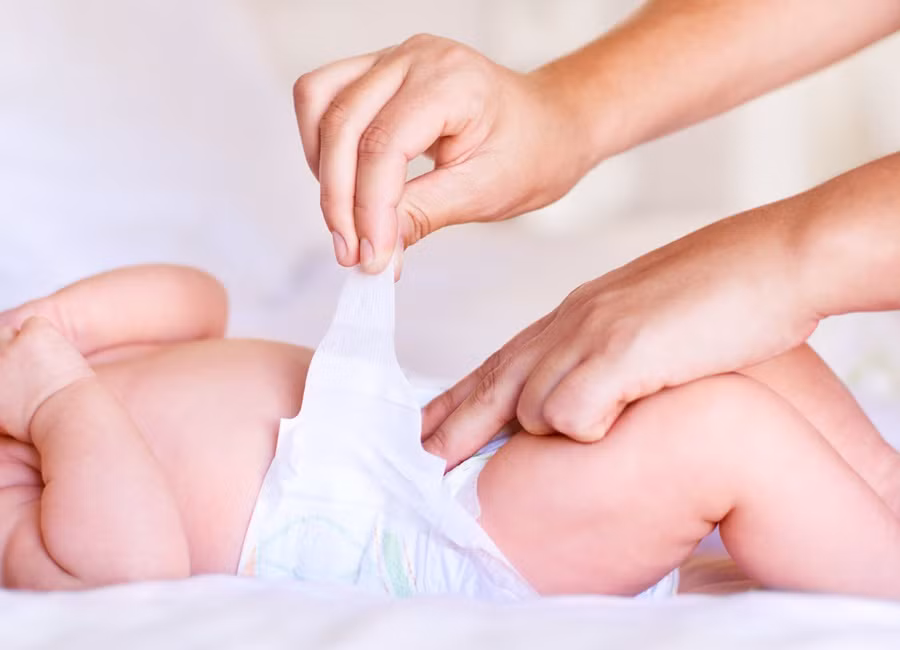 7. "Bé đi vệ sinh bao nhiêu lần một ngày?" Trả lời: "Trong những tuần đầu tiên mới chào đời, các bé có thể đi tiểu ngay trong hoặc sau mỗi bữa ăn rồi mới dần dần đi vào nề nếp". Ảnh: conlatatca.vn.