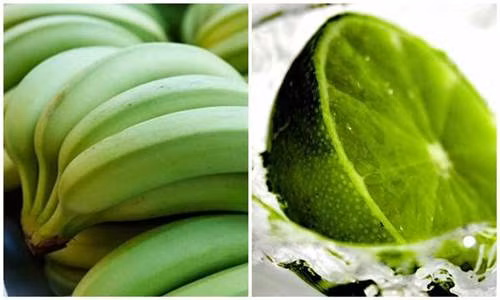 2. Công thức 3: Chuối xanh + nước cốt chanh. Nguyên liệu: Chuối xanh, nước cốt chanh, nước lọc, máy xay, khay làm đá, khăn xô. Chuối xay đem gọt vỏ ngâm qua chậu nước muối. Tiếp tục cho chúng vào máy xay sinh tố nghiền nhuyễn với một chút nước lọc, nước cốt chanh tươi. Ảnh: xaluan.com.