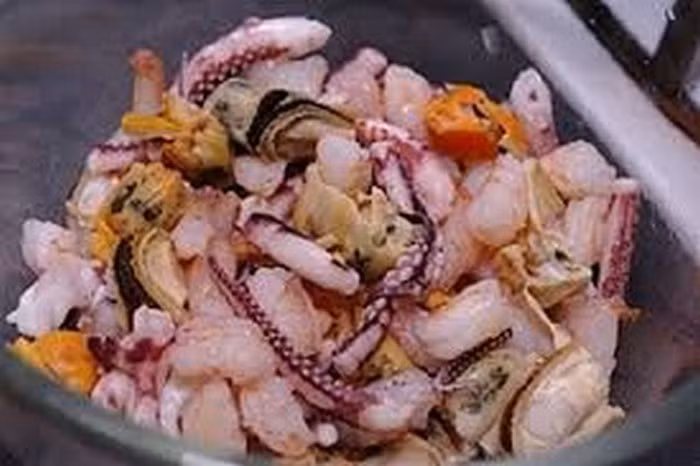 Bánh xèo Nhật Bản. Nguyên liệu gồm bột mỳ, nước luộc gà, trứng gà, bắp cải, hành lá, thịt lợn xông khói, tôm hoặc bạch tuộc, muối, gừng, mayonnaise, rong biển vụn, Bonito Flake (cá bào). Ảnh: Lambanh365.