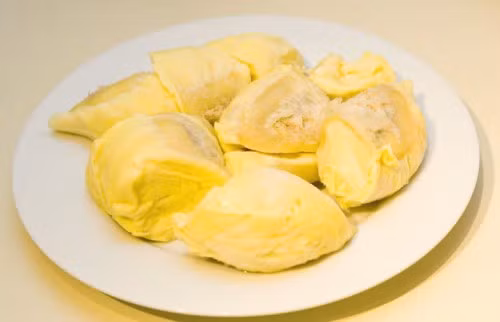 Chè sầu riêng. Nguyên liệu: Cơm sầu riêng, đường, nước cốt dừa, nước cốt chanh, sữa đặc, lá gelatin. Phần nước cốt: Sữa cốt dừa, sữa đặc cho vào nồi nấu sôi là tắt bếp. Lá gelatin ngâm vào nước đá lạnh 15 phút. Sầu riêng cho vào máy xay sinh tố cùng với sữa tươi, nước cốt dừa, nước cốt chanh, sữa đặc, đường xay nhuyễn. Ảnh: cachnauche.com.