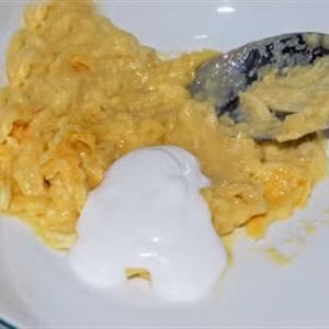 Pha 1/2 gói bột rau câu cứng với nước lạnh theo như chỉ dẫn mặt sau của gói, khuấy đều cho tan rồi bắt lên bếp. Nồi nước sôi lên thì cho đường vào và tiếp tục khuấy đều đến khi thấy sánh là được. Ảnh: cooky.vn.