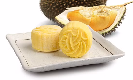 Nướng bánh: Bật lò nướng ở nhiệt độ 180 độ trước khoảng 10 đến 15 phút. Sau đó cho bánh vào nướng khoảng 5 phút rồi lại lấy bánh ra ngoài xịt ít nước lên mặt bánh rồi cho vào nướng thêm 7 phút. Lấy bánh ra rồi phết đều thêm 1 lớp trứng nữa, nướng cho đến khi bánh chín vàng, đều màu là được. Ảnh: Homnayangi.vn.