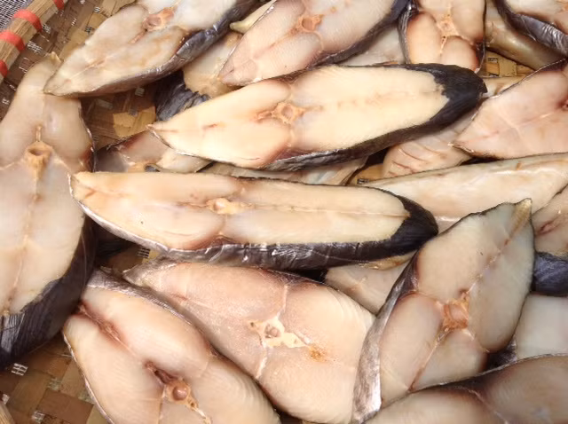 Chọn chỗ có ánh nắng nguyên ngày, tốt nhất là sân thượng vì nơi này vừa sạch, lại nắng to thêm hơi nóng hầm hập phả ra từ sàn bê tông là quá chuẩn. Phơi đúng 1 nắng già (nắng to, nắng gắt) từ sáng tới chiều là ta đã hoàn thành món cá một nắng ngon tuyệt. Ảnh: cleverfood.com.vn.