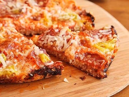  Hô biến mỳ tôm thành chiếc bánh pizza lạ mắt: Chiên mì tôm cùng với phô mai, nước sốt. Sau đó cho hỗn hợp vào trong lò nướng trong khoảng 20 phút. Ảnh: Acecookvietnam.vn.