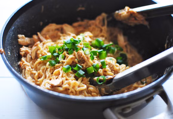  Thêm bơ đậu phộng vào mì tôm: Nên nấu chín mì, sau đó cho thêm một chút bơ đậu phộng cùng với ít hành lá đảm bảo sẽ có món ăn mới khác xa với cách nấu mì tôm hàng ngày. Ảnh: Kenh14.vn.