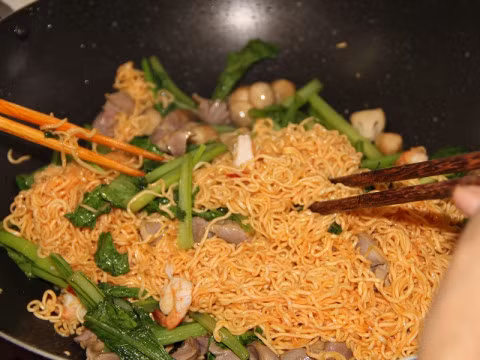  Bổ sung thêm một số rau vào mì tôm: Đối với những loại rau nhanh chín như cải non, cải bắp, rau muống, chỉ việc thêm chúng vào nồi khi vừa tắt bếp. Với súp lơ hay các loại đậu có vỏ dày, cho chúng vào nồi khoảng 2 phút trước khi mỳ chín. Ảnh: Nauzi.com.