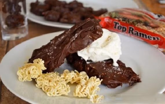  Làm thành một món tráng miệng: Bóp mì tôm thành từng miếng nhỏ khi vẫn còn trong giấy gói, rắc bột gia vị vào mì, sau đó đổ chocolate lên. Để chocolate có thể bám dính vào mì, nên để món ngon này vào tủ lạnh hoặc tủ đông một lúc sau đó thưởng thức. Ảnh: adayroi.com.