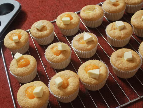 Cho muối và vắt nửa quả chanh vào, đánh cho đến khi muối tan hết thì cho đường xay vào, đánh cho tan đường và hỗn hợp chuyển màu vàng nhạt. Từ từ cho dầu ăn vào, đánh đều tay để ra lớp sốt dẻo mịn thơm ngậy. Tùy theo ý thích, sốt phủ bánh - rắc ruốc lên - lại một lớp sốt - xếp trứng muối và phô mai sau cùng. Ảnh: eva.vn.