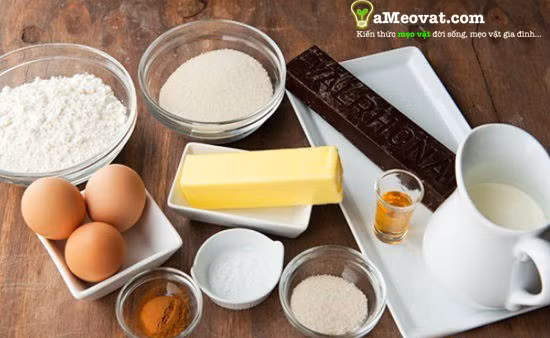 1. Bánh bông lan trứng. Nguyên liệu: Bột mì, bột ngô, bột nở, đường, trứng gà, sữa chua không đường, tinh dầu vanilla, bơ lạt, lòng đỏ trứng muối, phô mai, ruốc thịt lợn sạch, phần sốt dầu trứng: đường xay, lòng đỏ trứng, dầu ăn. Ảnh: aMeovat.com.