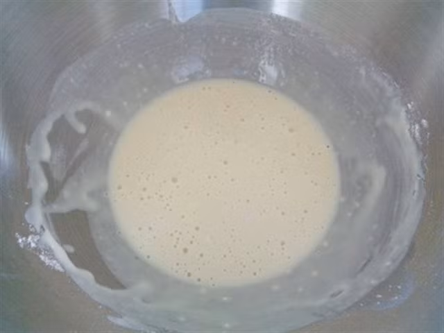 4. Bánh mì mặn không nhồi. Nguyên liệu: Nước, bột mì, dầu ăn, đường, muối, tỏi, hành tây, ngò rí. Cho nước vào âu, cho đường muối vào và khuấy tan, tiếp tục cho dầu ăn vào. Ảnh: Cooky.vn. 