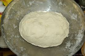 Sau đó trộn đều bột mì cùng men, rây 1/3 phần bột mì đã trộn vào âu nước và dùng muôi trộn tan đều, lần lượt vừa cho phần bột còn lại vào vừa trộn, cho tỏi, hành, và ngò rí vào, tiếp tục trộn đến khi hỗn hợp bột kết hợp vào nhau hoàn toàn. Ảnh: webanngon.com