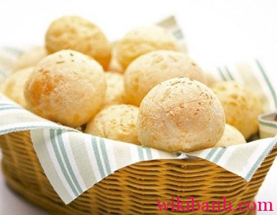 Đặt bánh vào khay nướng có lót giấy nướng, trước khi đem bánh đi nướng, lấy nửa phần trứng còn lại dùng cọ phết lớp mỏng trên mặt bánh và rắc mè đen lên. Nướng bánh ở 200 độ C trong 25 phút. Ảnh: Wikibanh.com.