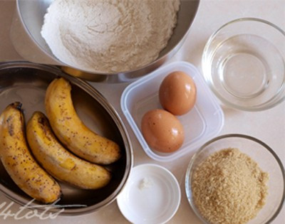 3. Bánh chuối khoai môn nướng. Nguyên liệu: Chuối chín, nước cốt dừa, bánh mì đặc ruột, lòng đỏ trứng, đường, sữa đặc, sữa tươi, muối, bơ, bột mì, rượu, khoai môn. Ảnh: vaobepnauan.com.