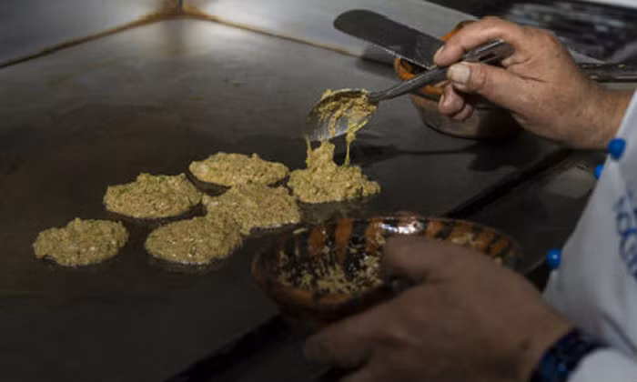 Bánh trứng muỗi. Người Mexico dùng trứng muỗi để chế biến thành nhiều món ăn khác nhau. Họ bắt muỗi và lấy trứng của chúng sau đó chế biến thành nhiều món ăn khác nhau như trộn cùng bột nặn thành bánh. Hoặc đơn giản nhất là rang khô và để dành phết ăn cùng với bánh mì. Ảnh: Ibtimes.