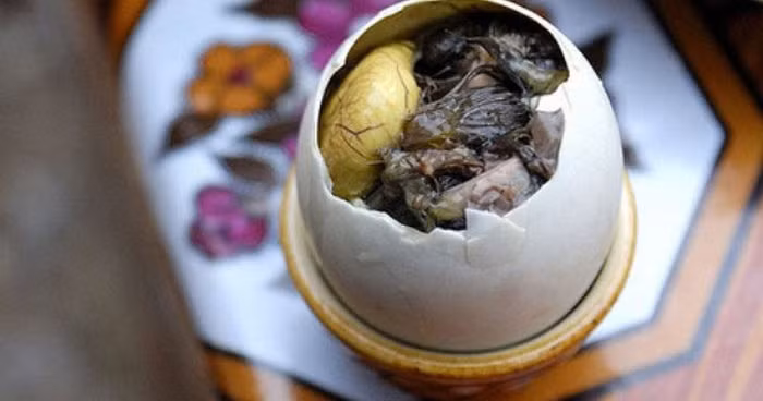 Nếu hầu như mọi người Việt đều yêu thích món ăn bổ dưỡng này thì nhiều người nước ngoài đã phải khóc thét khi nhìn thấy nó. Thậm chí món ăn này còn bị liệt vào “những món ăn kinh dị trên thế giới”. Ảnh: Zingnews.