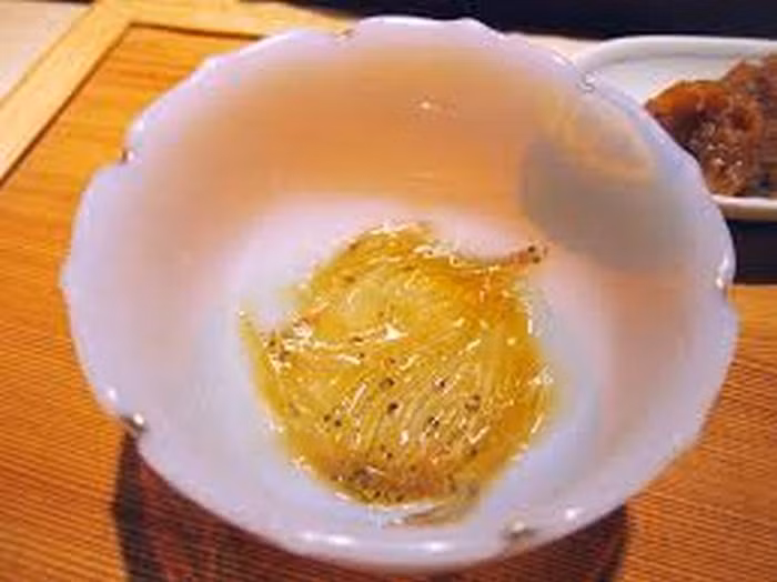 Shirouo no Odorigui. Là món ăn nổi tiếng của Nhật Bản. Đó là đập trứng sống vào một cái bát có những con cá còn tươi sống đang ngọ nguậy, thêm một chút giấm chua để con cá quẫy mạnh. Ảnh: Duli.