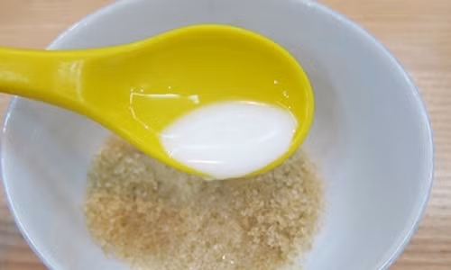 Dưỡng da: Đường nâu kết hợp với sữa tươi là: Trộn 1 thìa đường nâu với 2 thìa sữa tươi thành hỗn hợp sệt. Rửa mặt sạch rồi thoa hỗn hợp này lên, massage nhẹ nhàng trong 10 phút sau đó rửa lại bằng nước ấm. Cứ làm như vậy 1 lần/tuần. Ảnh: huongdantrimun.com.