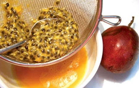 Sốt chanh dây. 4 quả chanh leo bổ đôi lấy hạt trộn cùng 100ml nước, dùng thìa miết thật kĩ, lọc qua rây thu được 200ml nước cốt. Cho nước vào nồi cùng 80g đường, đảo đều, đun sôi ở lửa nhỏ trong tầm 10p, khi thấy nước sền sệt là chuẩn (nếu để loãng sẽ không ngon), để nguội. Ảnh: Webanngon.