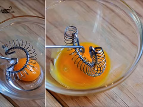 Sốt mayonnaise. Chuẩn bị 1 lòng đỏ trứng, 80-140ml dầu olive hoặc dầu thực vật, 2- 3 thìa cà phê dấm hoặc nước cốt chanh tươi, 1 thìa cà phê mù tạc, tỏi, hạt tiêu nghiền nhỏ, đường, muối hoặc nước mắm. Ảnh: Nauzi.