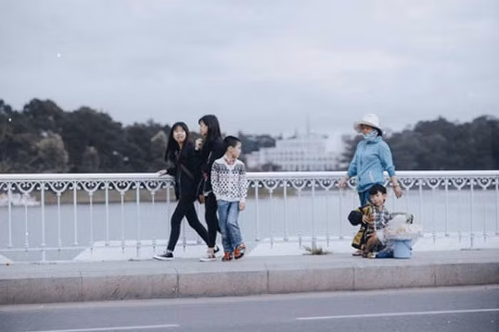 Một bức ảnh ngày 1/6 cũng phần nào thức tỉnh ý thức của người xem. Trong bức hình là hai đứa trẻ có lẽ cùng độ tuổi ngang nhau, thế nhưng nhìn ảnh, lòng ta chùng xuống, nghẹn lại vì đó là “một cuộc đời nhưng hai số phận” hoàn toàn đối lập. Người thì được sinh ra trong đầy đủ, tung tăng vui chơi, người vẫn phải bươn trải kiếm sống qua ngày. Ảnh: Danviet.