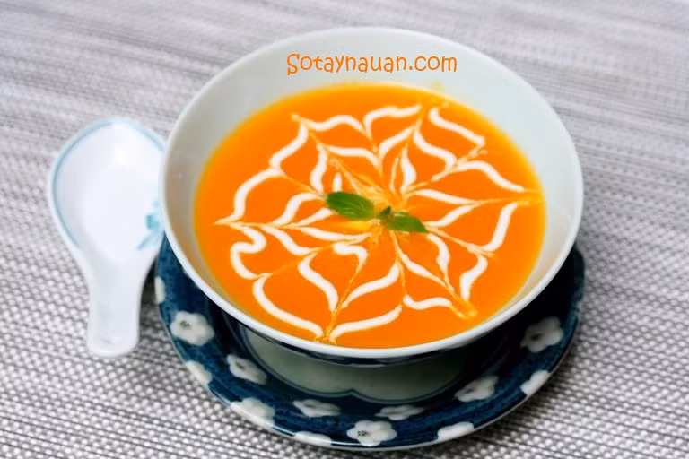 Hoà bột sắn dây vào nước rồi từ từ đổ vào nồi chè đang sôi rồi khuấy đều cho sánh lại và đổ nước cốt dừa vào và đảo đều rồi đun sôi trở lại và tắt bếp và múc ra bát. Ảnh: sotaynauan.com.