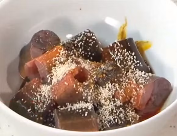 Lươn làm sạch, luộc chín với 1 lít nước, nêm muối, bột ngọt. Vớt lươn ra để nguội, lấy thịt, xương tiếp tục nấu nước dùng. Ướp lươn với hành tím băm, tiêu, đường, bột ngọt và nước mắm. Bắp chuối cắt mỏng, ngâm nước có pha chanh. Lá lốt, ngò gai cắt nhỏ. Khế cắt lát. Ớt sừng cắt lát. Ảnh: me.phununet.com.